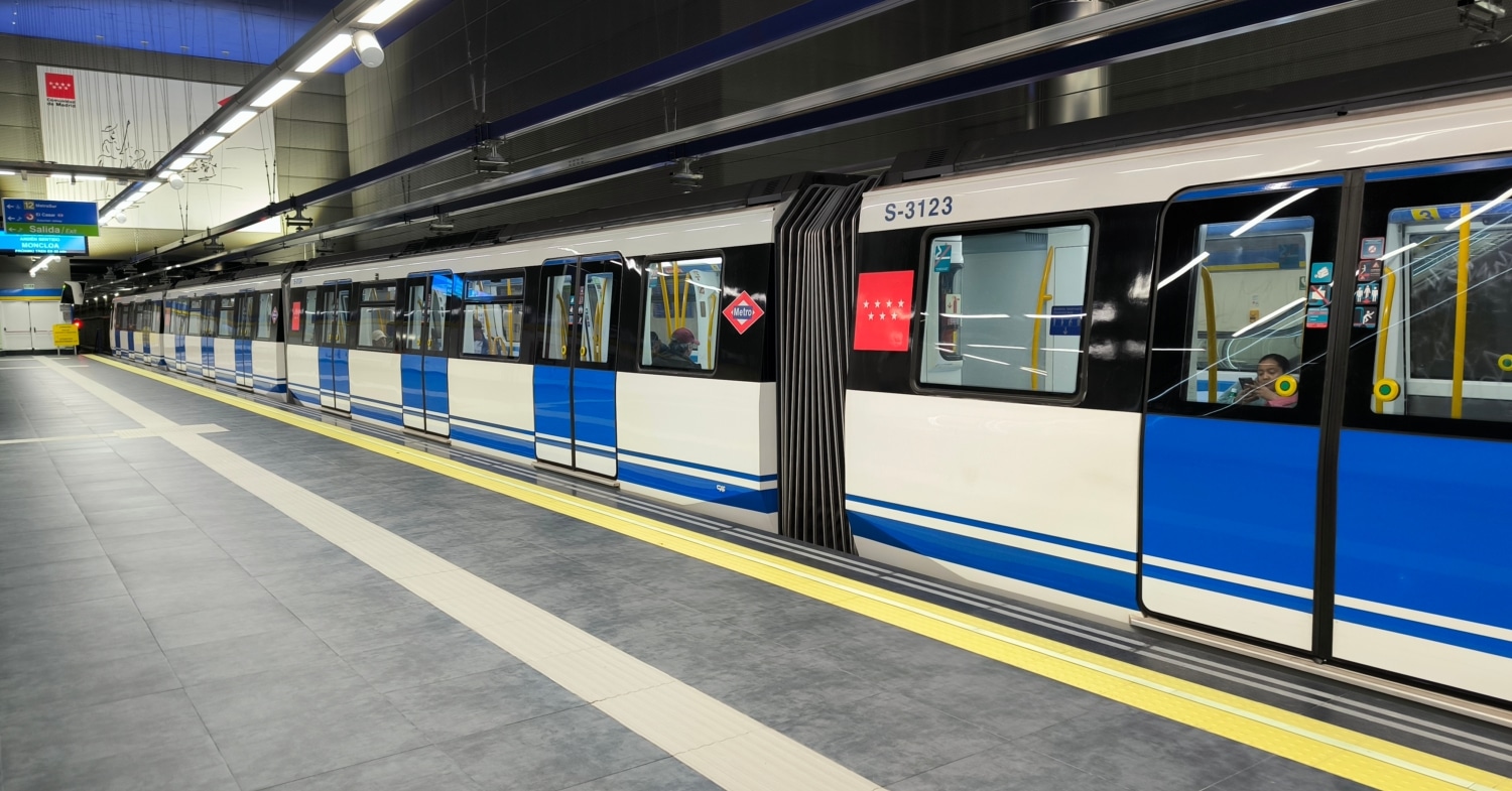 Tren de la línea 3 del metro Madrid con viajeros en El Casar. © MIGUEL BUSTOS.