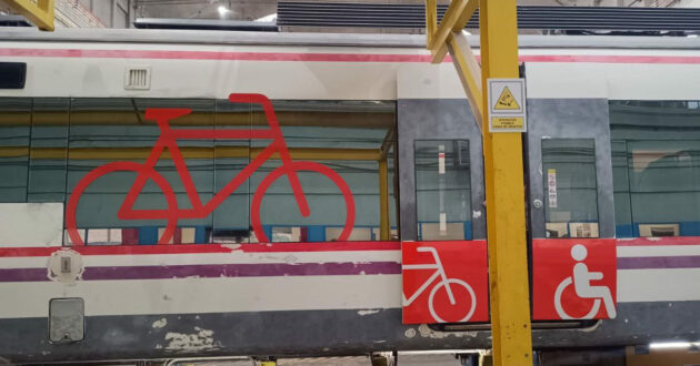 Unidad Civia recibiendo el vinilado que permite identificar la puerta accesible y cercana a los espacios para el transporte de bicicletas. © ÁLVARO FERNÁNDEZ HEREDIA.