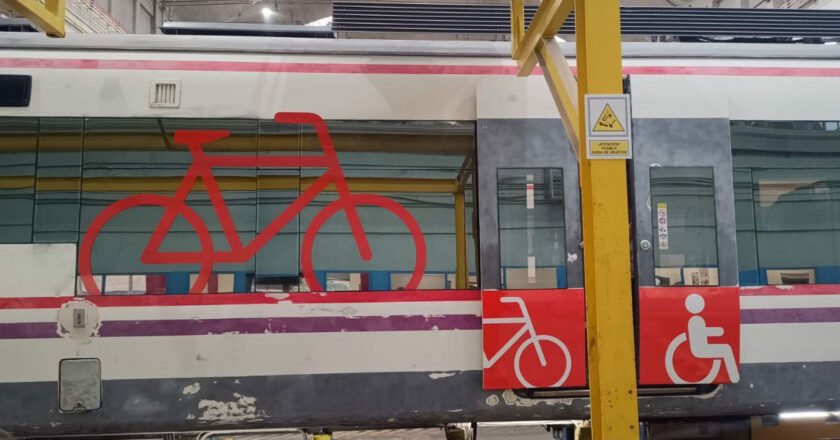 Unidad Civia recibiendo el vinilado que permite identificar la puerta accesible y cercana a los espacios para el transporte de bicicletas. © ÁLVARO FERNÁNDEZ HEREDIA.