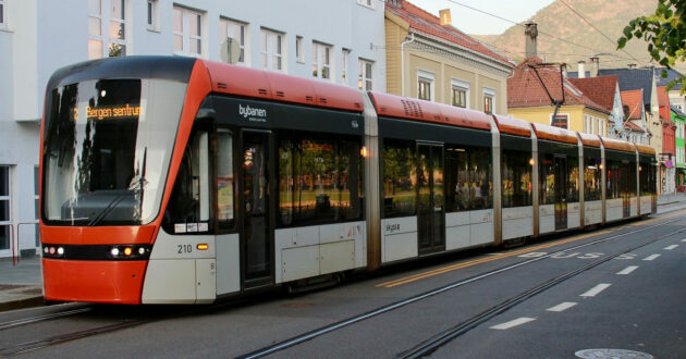 Tranvía Variobahn de Stadler del Bybanen circulando por una calle de Bergen. (CC BY SA) ESPEN FRANCK-NIELSEN-Wikimedia Commons. Imagen recortada.
