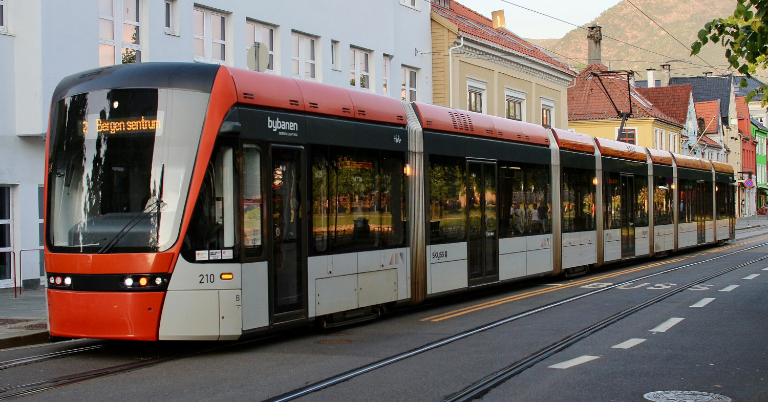 Tranvía Variobahn de Stadler del Bybanen circulando por una calle de Bergen. (CC BY SA) ESPEN FRANCK-NIELSEN-Wikimedia Commons. Imagen recortada.