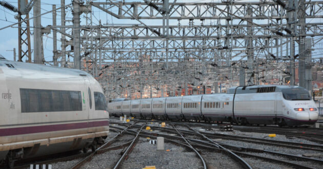 Trenes AVE de Renfe en la estación de Madrid-Puerta de Atocha. (CC BY NC SA) MIGUEL BUSTOS.