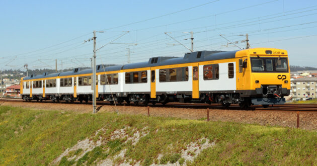 Unidad de la serie 592-200 de Renfe alquilada a Comboios de Portugal. (CC BY SA) NELSO SILVA-Wikimedia Commons.