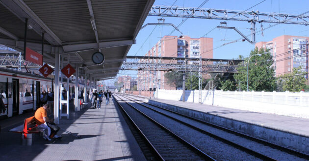 Vías pasantes en la estación de Alcalá de Henares. (CC BY SA) DRACEANE-Wikimedia Commons.