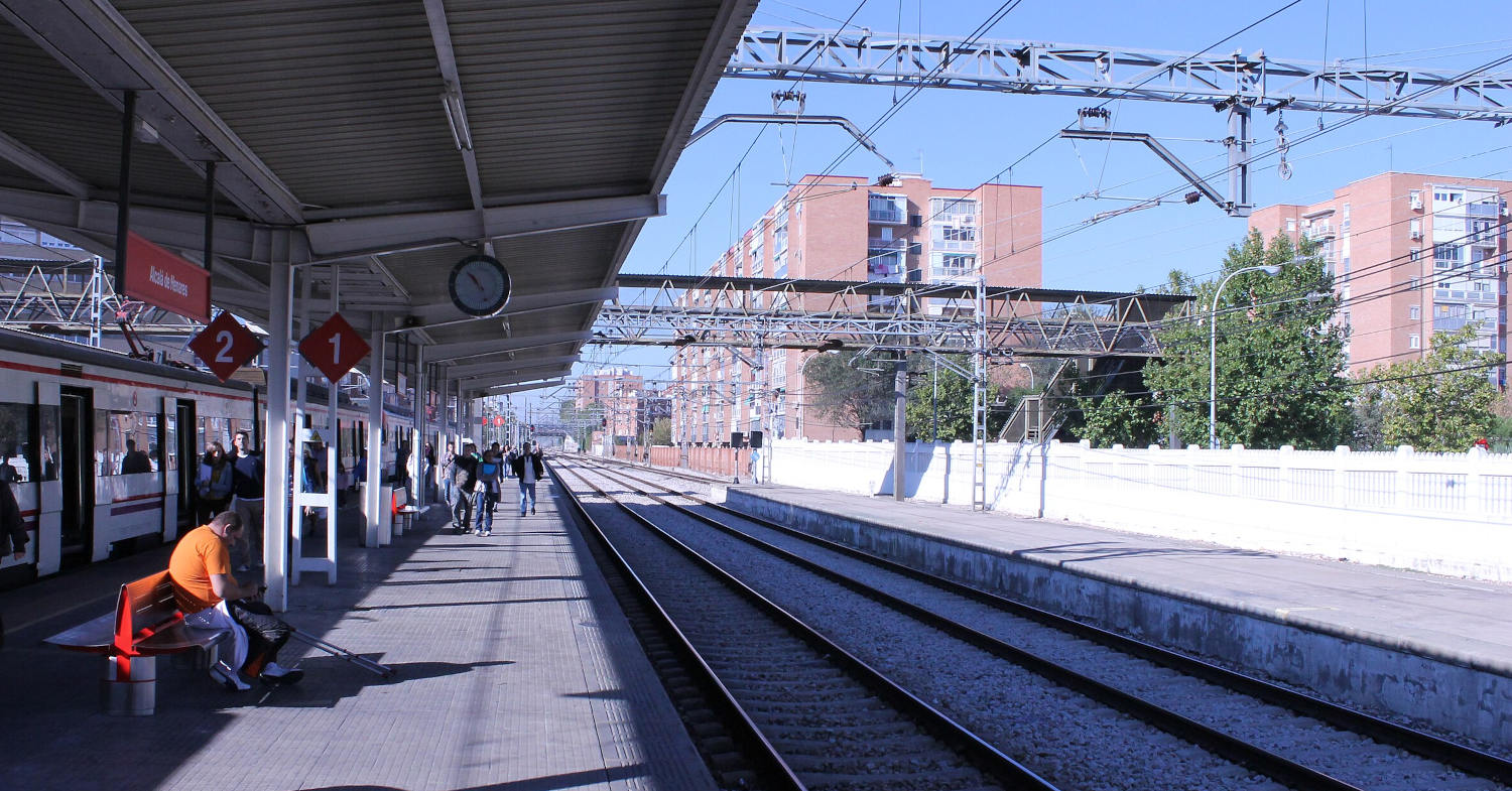 Vías pasantes en la estación de Alcalá de Henares. (CC BY SA) DRACEANE-Wikimedia Commons.