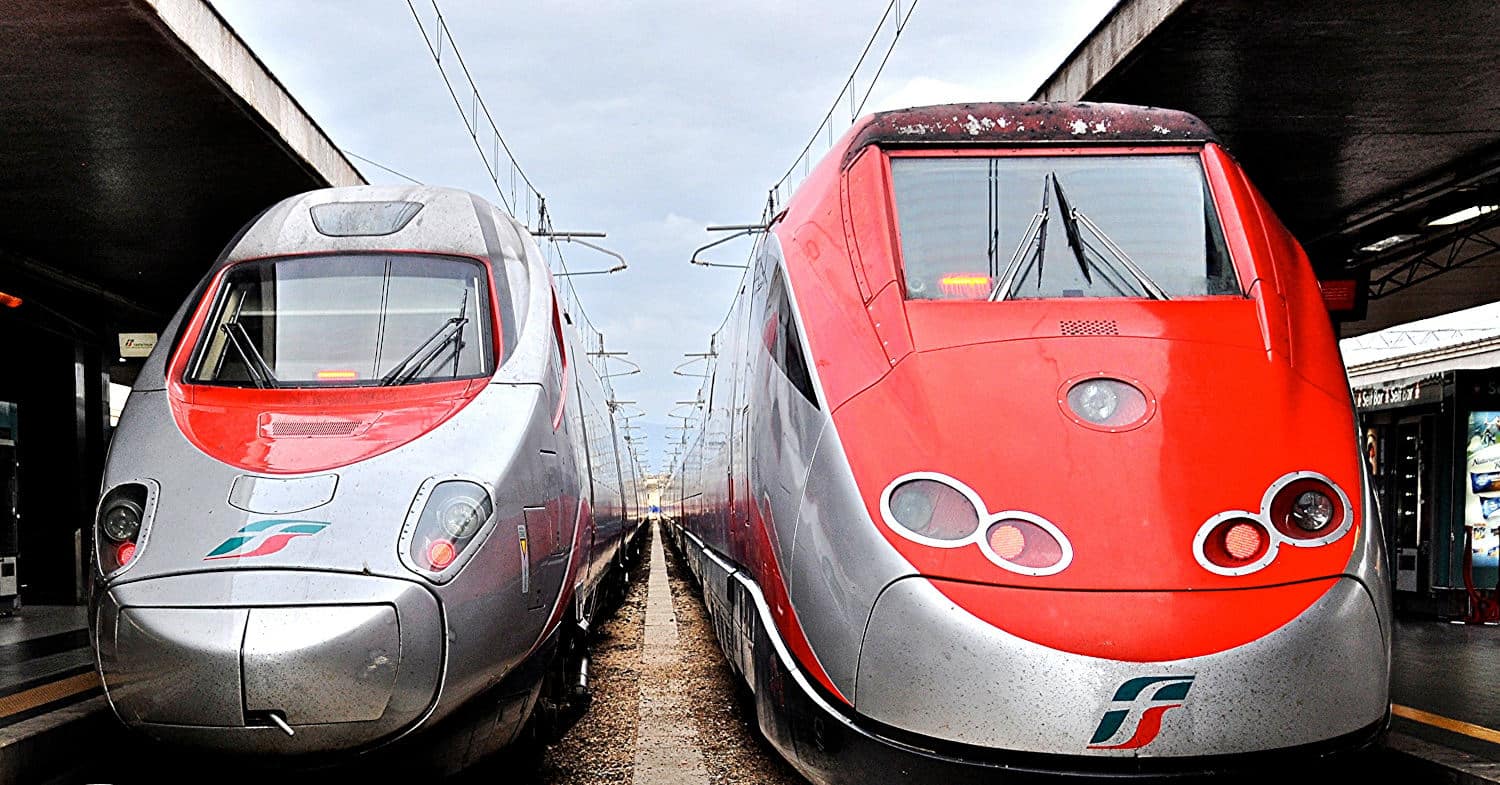 Trenes de alta velocidad Frecciargento y Frecciarossa en Roma Termini. (CC BY NC SA) DARKROOM DAZE-Flickr. Imagen recortada.
