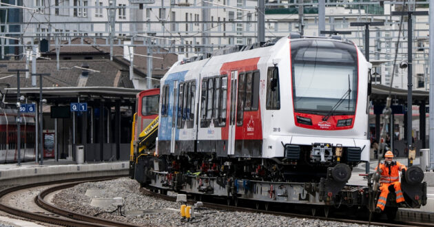 Primero de los nuevos trenes del Mont-Blanc Express, fabricados por Stadler, antes de su descarga en Martigny . © TMR-STUDIO54.