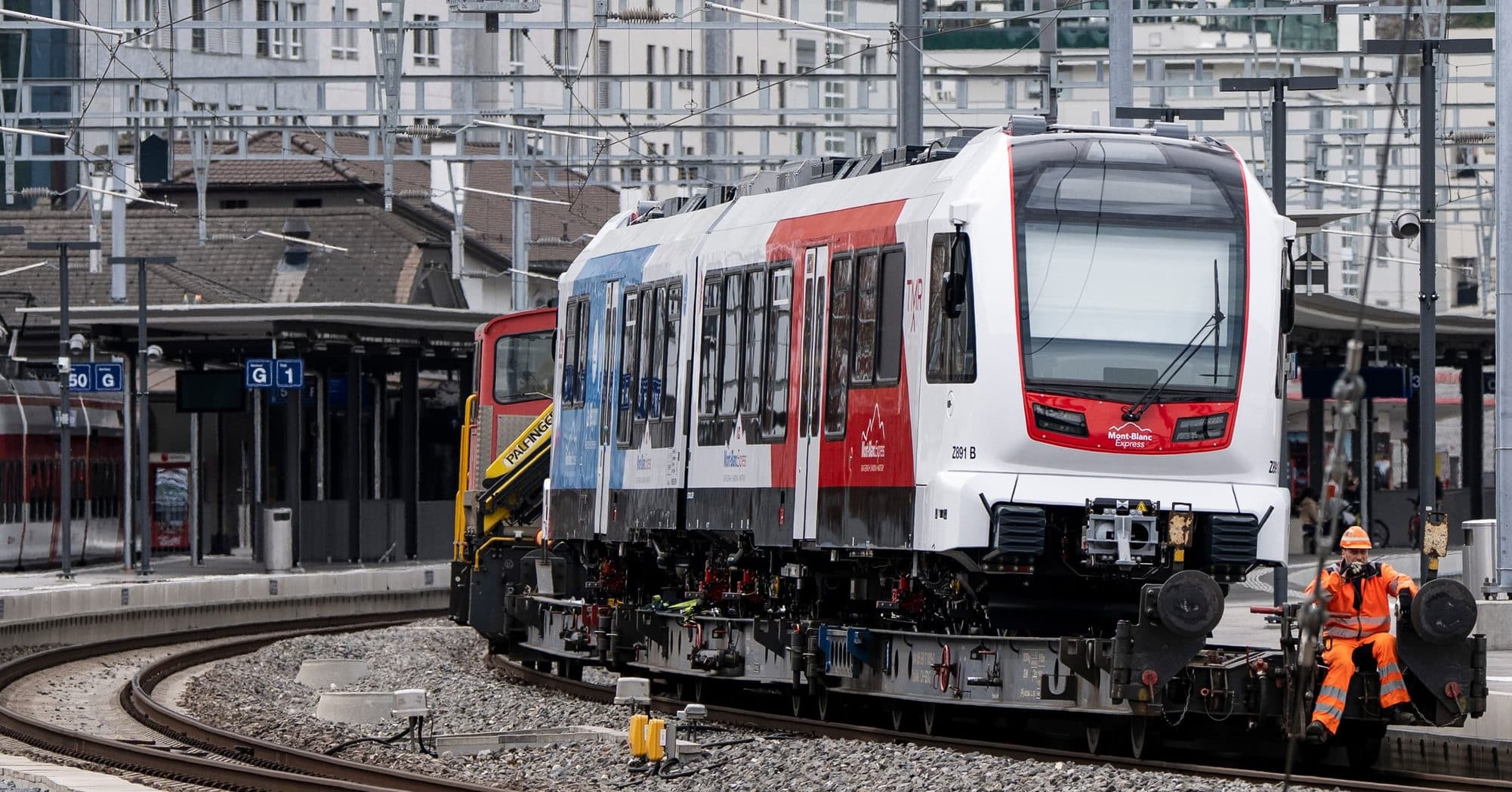 Primero de los nuevos trenes del Mont-Blanc Express, fabricados por Stadler, antes de su descarga en Martigny . © TMR-STUDIO54.