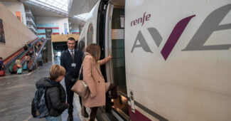 Viajeros subiendo a un tren de Renfe en Zaragoza Delicias. © RENFE.