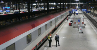 Tren nocturno Zúrich-Hamburgo parado en la estación de Basilea en 2016. (CC BY SA) NAC-Wikimedia Commons. Imagen recortada.