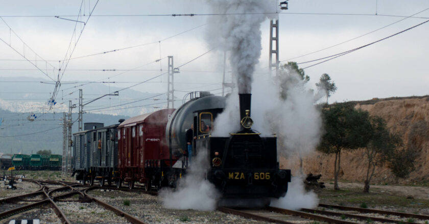 Locomotora MZA 606 Cuco remolcando vagones de mercancías. © MUSEU DEL FERROCARRIL A MÒRA LA NOVA.