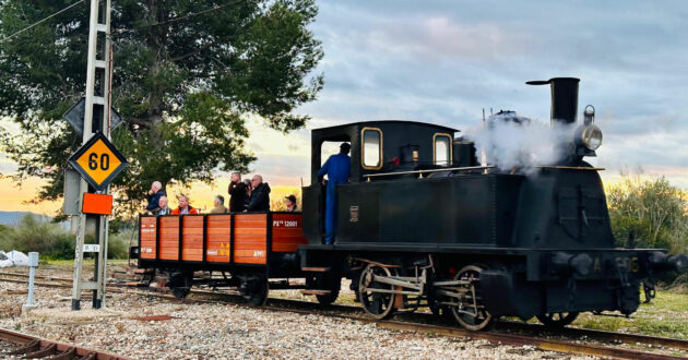 Locomotora de vapor "Cuco" circulando con un vagón de mercancías. © MUSEU DEL FERROCARRIL A MÒRA LA NOVA