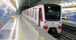 Tren NS-2007 del metro de Santiago en la estación Hernando de Magallanes de la línea 1. (CC BY SA) OSMAR VALDEBENITO-FLICKR.