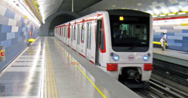Tren NS-2007 del metro de Santiago en la estación Hernando de Magallanes de la línea 1. (CC BY SA) OSMAR VALDEBENITO-FLICKR.