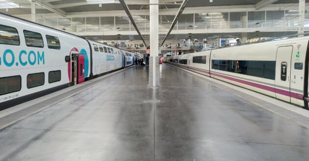 Trenes de Ouigo y de Renfe en Atocha en el estreno de la libralización del ferrocarril de viajeros. (CC BY NC SA) MIGUEL BUSTOS.