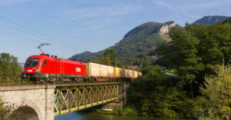 Tren de mercancías de Rail Cargo Group traccionado por la 1116-102 luciendo el esquema de ÖBB. (CC BY SA) LIBERALER HUMANIST-Wikimedia Commons. Imagen recortada