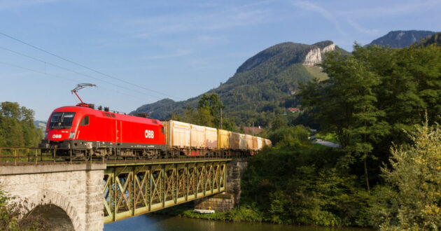 Tren de mercancías de Rail Cargo Group traccionado por la 1116-102 luciendo el esquema de ÖBB. (CC BY SA) LIBERALER HUMANIST-Wikimedia Commons. Imagen recortada