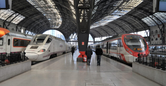 Trenes OSP de Media Distancia y Cercanías y comerciales de larga distancia de Renfe en la estación de Francia de Barcelona. (CC BY NC) JT CURSES-Flickr. Imagen recortada.