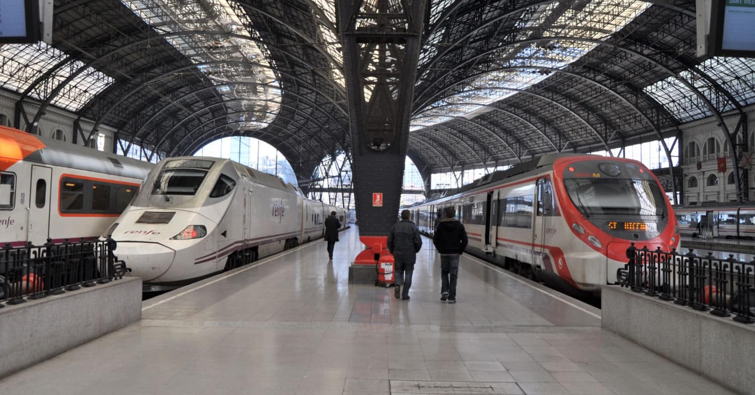 Trenes OSP de Media Distancia y Cercanías y comerciales de larga distancia de Renfe en la estación de Francia de Barcelona. (CC BY NC) JT CURSES-Flickr. Imagen recortada.