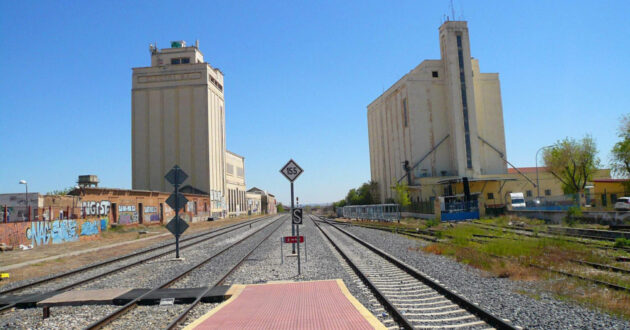 Vías de la Red Ferroviaria de Interés General en la línea 500 en la estación de Torrijos (CC BY SA) ZARATEMAN-Wikimedia Commons. Imagen recortada.