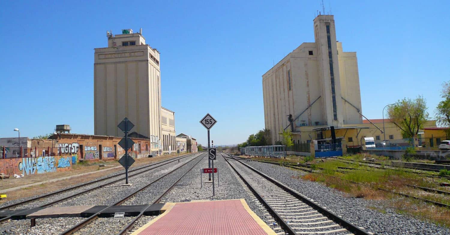 Vías de la Red Ferroviaria de Interés General en la línea 500 en la estación de Torrijos (CC BY SA) ZARATEMAN-Wikimedia Commons. Imagen recortada.