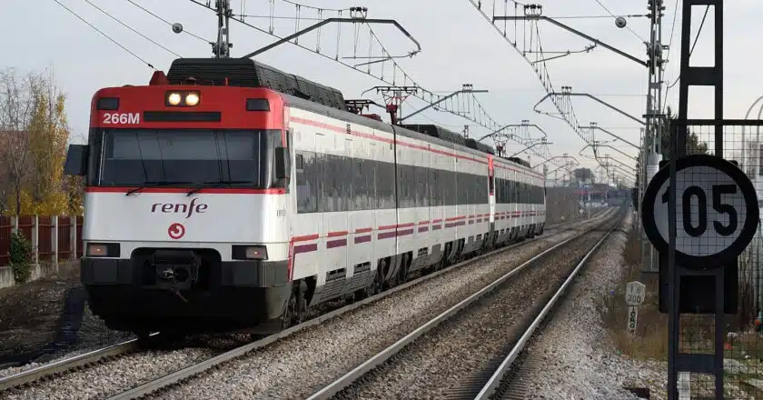 Tren de la serie 446 de Cercanías Madrid en la estación de Las Retamas. (CC BY) TIM ADAMS-Flickr. Imagen recortada.