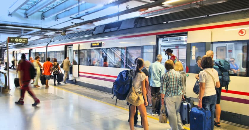 Tren de Cercanías Málaga en la estación del aeropuerto. (CC BY SA) MAREK ŚLUARCZYC-Wikimedia Commons. Imagen recortada.