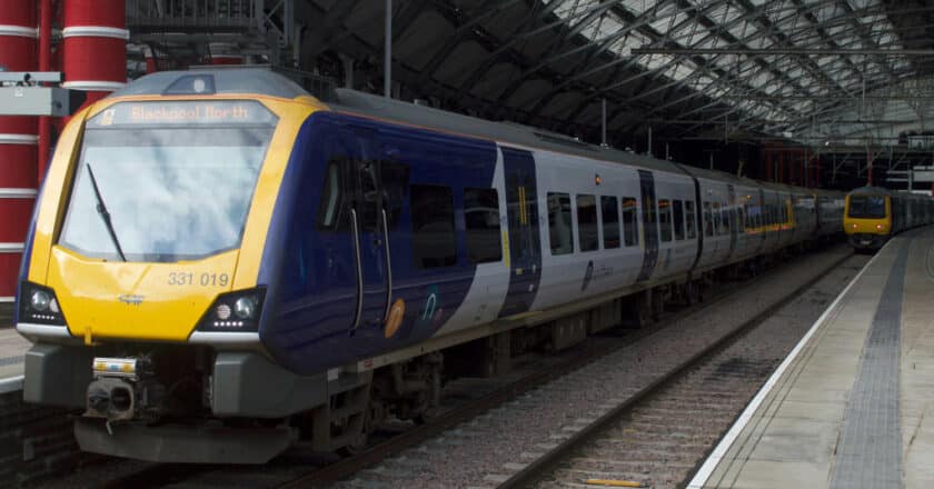 Tren de la serie 331, de la plataforma Civity de CAF, operado por Northern Trains, en la estación de Liverpool Lime Street. (CC BY SA) PHIL RICHARDS-Wikimedia Commons.