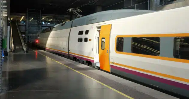 100 series train at Madrid-Puerta de Atocha station sporting the Media Distancia scheme, computer made by Ferrofriki in X-