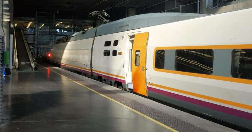 100 series train at Madrid-Puerta de Atocha station sporting the Media Distancia scheme, computer made by Ferrofriki in X-
