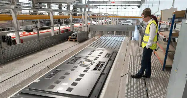 Trabajadores inspeccionando el techo de un tren en la factoría de CAF en Beasain. (CC BY SA) TOMPAGENET-Wikimedia Commons