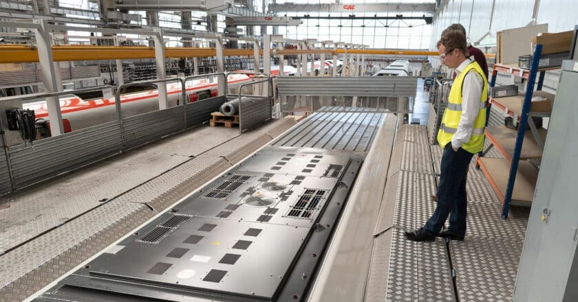 Trabajadores inspeccionando el techo de un tren en la factoría de CAF en Beasain. (CC BY SA) TOMPAGENET-Wikimedia Commons