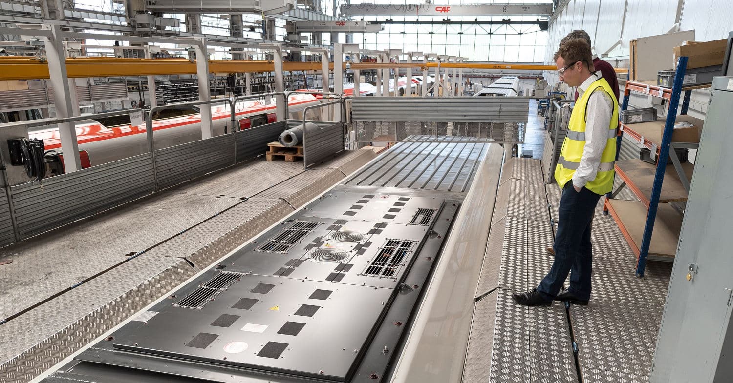 Trabajadores inspeccionando el techo de un tren en la factoría de CAF en Beasain. (CC BY SA) TOMPAGENET-Wikimedia Commons