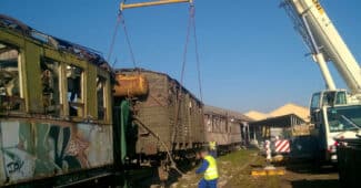 Traslado del furgón JVT-306.260, ubicado por entonces entre dos de los coches destinados al desguace, hacia el museo de Móra la Nova. © MUSEU DEL FERROCARRIL A MÓRA LA NOVA.