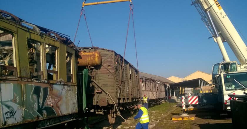 Traslado del furgón JVT-306.260, ubicado por entonces entre dos de los coches destinados al desguace, hacia el museo de Móra la Nova. © MUSEU DEL FERROCARRIL A MÓRA LA NOVA.