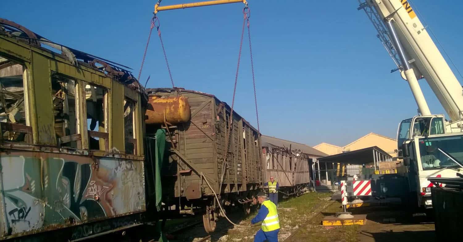 Traslado del furgón JVT-306.260, ubicado por entonces entre dos de los coches destinados al desguace, hacia el museo de Móra la Nova. © MUSEU DEL FERROCARRIL A MÓRA LA NOVA.