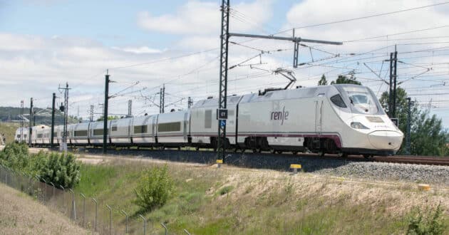 Renfe series 730 train covering the Alvia Madrid-Badajoz. MINISTRY OF TRANSPORT AND SUSTAINABLE MOBILITY.