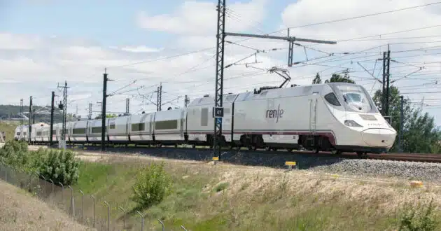 Renfe series 730 train covering the Alvia Madrid-Badajoz. MINISTRY OF TRANSPORT AND SUSTAINABLE MOBILITY.