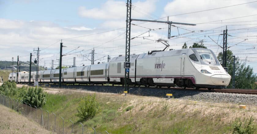 Tren de la serie 730 de Renfe cubriendo el Alvia Madrid-Badajoz. © MINISTERIO DE TRANSPORTES Y MOVILIDAD SOSTENIBLE.