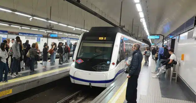 Tren de la serie 8000-2ª en la estación de Avenida de América de la línea 6. (CC BY SA) SMILEY.TOERIST-Wikimedia Commons. Imagen recortada.