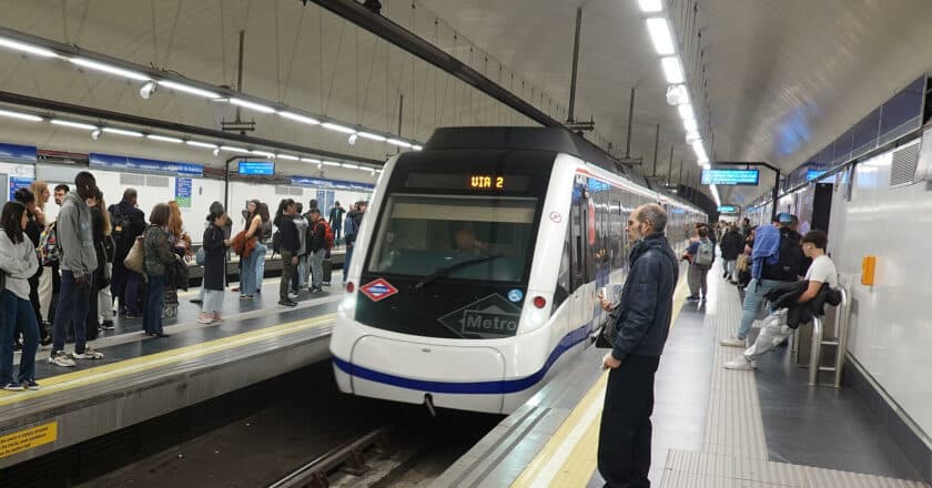 Tren de la serie 8000-2ª en la estación de Avenida de América de la línea 6. (CC BY SA) SMILEY.TOERIST-Wikimedia Commons. Imagen recortada.