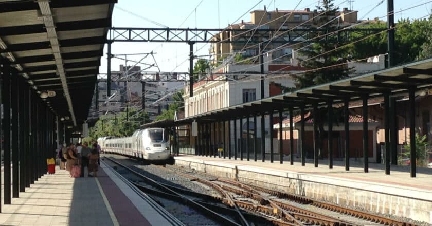 Andenes de la estación de Palencia con un tren de alta velocidad de la serie 130. (CC BY SA) DAVIDGP511.