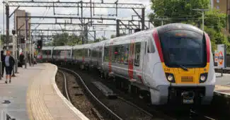 Tren de la serie 720 de Greater Anglia en la estación de Hackney Down. (CC BY NC SA) MATT TAYLOR.