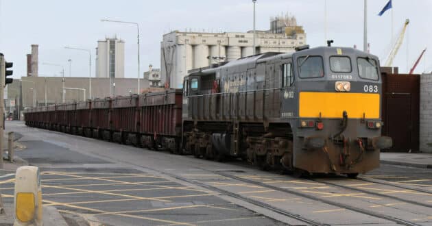 Tren de mercancías de Iarnród Éireann en el puerto de Dublín. (CC BY) CITYSWIFT-Flickr. Imagen recortada.