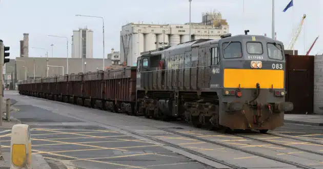 Iarnród Éireann goods train in Dublin Port (CC BY) CITYSWIFT-Flickr. Image cropped.