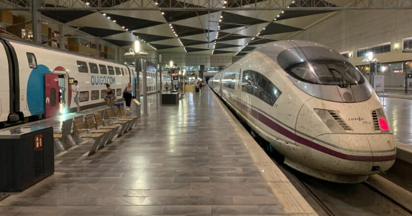 Dos trenes de Ouigo y de Renfe comparten andén en la estación de Zaragoza Delicias. (CC BY SA) ROBOT8A-Wkimedia Commons. Imagen recortada.
