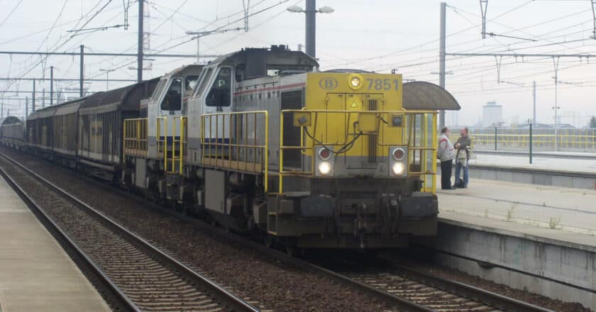 Tren de mercancías de SNCB pasando por la estación de Antwerpen Luchtbal. (CC BY NC SA) MEDIARAIL.BE-Flickr. Imagen recortada.