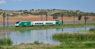 BT02 de Adif pasando por la laguna del Salobrejo tras hacer pruebas de auscultación. (CC BY SA) PABLO NIETO ABAD-Wikimedia Commons. Imagen recortada.