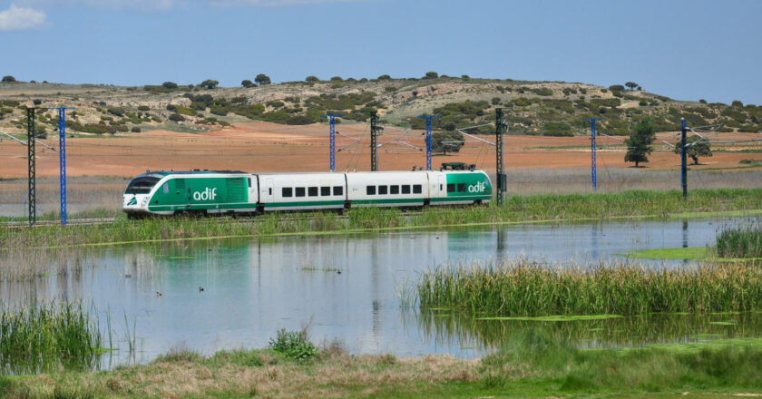 BT02 de Adif pasando por la laguna del Salobrejo tras hacer pruebas de auscultación. (CC BY SA) PABLO NIETO ABAD-Wikimedia Commons. Imagen recortada.