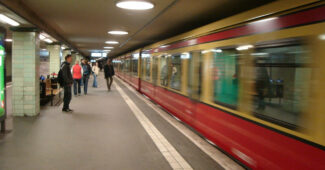 Tren del S-Bahn de Berlín en la estación de Brandenburger Tor. (CC BY SA) GALIO-Flickr. Imagen recortada.
